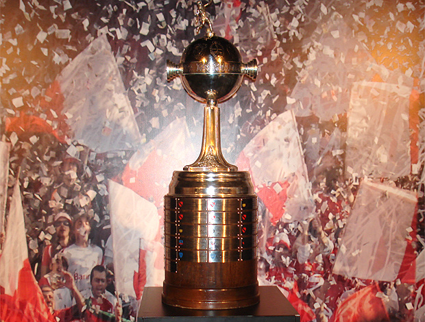 O objeto de desejo dos torcedores colorados, a Taça Libertadores, está exposta no Estádio Beira-Rio
(Foto: Richard Fausto / Globoesporte.com)