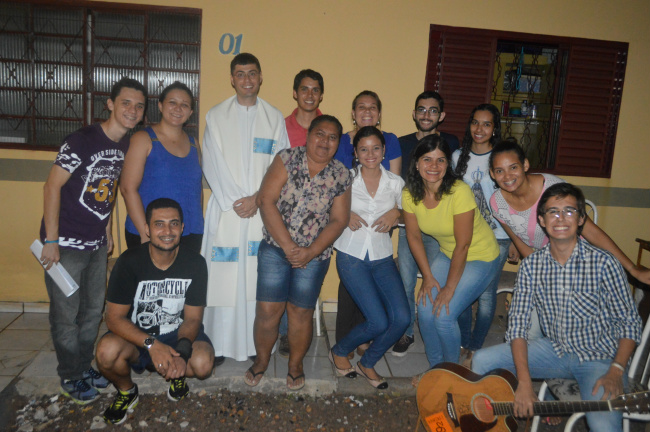 Membros do JUC com o Padre Alexandre, durante Santa Missa no Residencial Lorena. Foto: Gabriel Fernandes