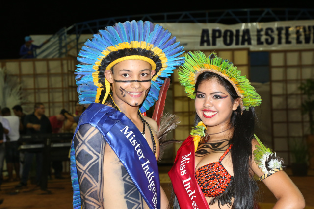  Legenda: Os jovens Ângela Fernanda Messe, de 15 anos, e Sérgio Henrique Machado, 16 anos, ambos da etnia terena e residentes na Aldeia Jaguapirú, foram eleitos miss e mister IndígenaFoto: A Frota