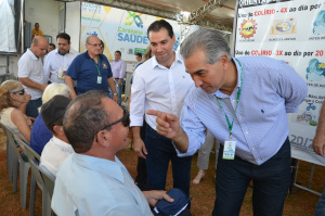 Reinaldo Azambuja conversando com paciente que realizaria cirurgia de Cataratas