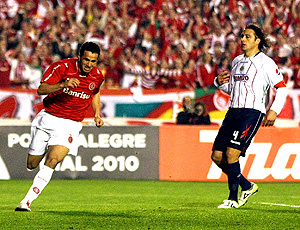 Leandro Damião comemora o segundo gol
(Foto: agência EFE)