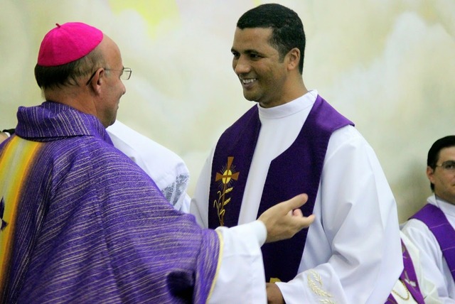 Posse do Pe. Eurico, em 2015, como novo Pároco da Paróquia São Paulo Apóstolo de Ivinhema, i legitimada pelo Bispo da Diocese de Naviraí, Dom Ettore Dotti,

Foto:  Site -  ivihoje.com.br
