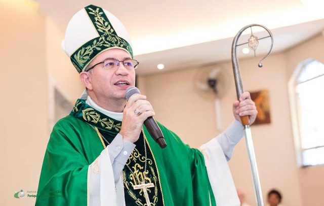 bispo auxiliar de Curitiba-PR, dom Amilton Manoel da Silva. Dom Amilton foi nomeado bispo titular de “Fiorentino” e auxiliar da arquidiocese de Curitiba recentemente há dois anos, em 7 de junho de 2017.
