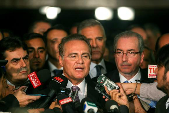 Ao  lado  do deputado  Eduardo  Cunha, o presidente do Senado, Renan Calheiros, diz que senadores agirão com neutralidade e imparcialidade na análise do pedido de impeachment  