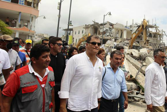 O presidente do Equador Rafael Correa visitou ontem Pedernales, no norte do país, fortemente atingida pelo terremoto de sábado à noiteJosé Jacome/Agência Lusa/direitos reservados

