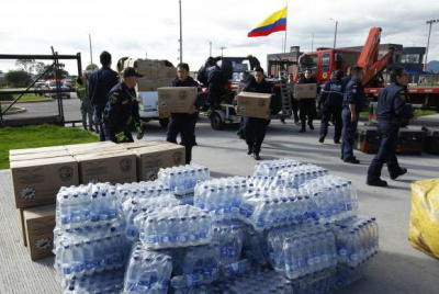 No Aeroporto Militar de Bogotá, o governo colombiano organiza suprimentos, equipamentos e equipes de resgate para eviar ao Equador. No sábado à noite um terremoto abalou o litoral norte equatoriano. O número de mortos chega a 413José Jacome/Agência Lusa/direitos reservados