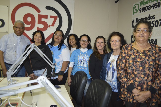 Dom Henrique com as mulheres da Legião de Maria. Foto: Rádio Coração FM.