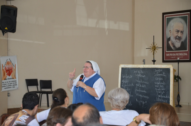 Irmã Neoci, durante explanação do tema 'Cura entre Gerações' no Santuário Padre Pio. Foto: Estanislau Sanabria