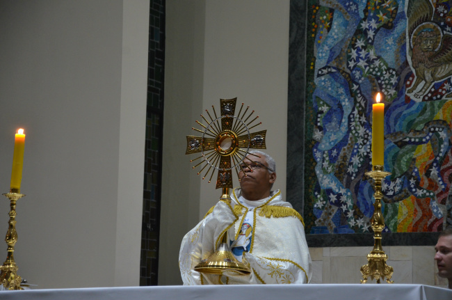 Dom Henrique concede a Bênção do Santíssimo Sacramento aos fiéis na Catedral. Foto: Estanislau Sanabria