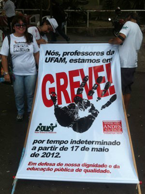 Movimento de professores da Universidade
Federal do Amazonas (Foto: G1)