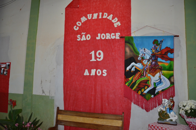 Fiéis foram recepcionados com um estandarte com a imagem de São Jorge, padroeiro da comunidade. Foto: Estanislau Sanabria