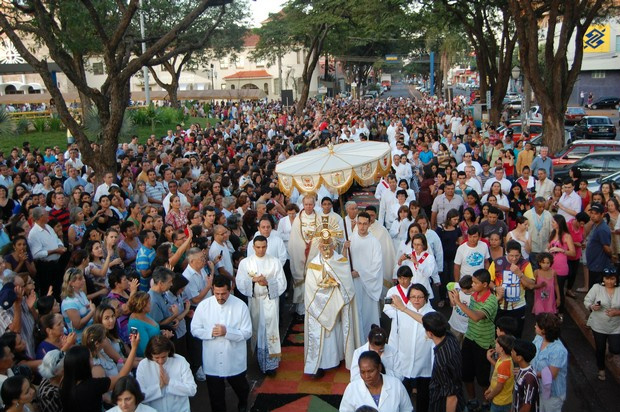 No ano passado, a Festa de Corpus Christi foi celebrada com grande devoção por muitas pessoas em Dourados