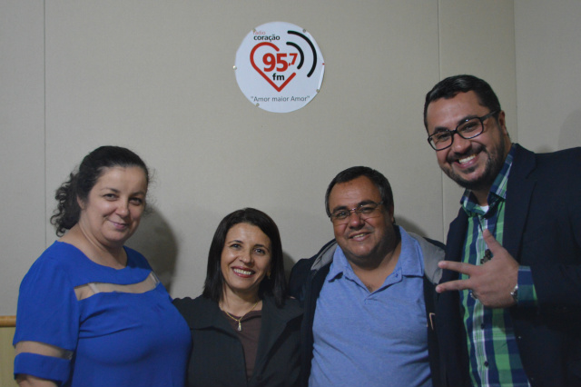 Ozair Sanábria, diretora artística da Rádio Coração , casal Maria Aparecida de Souza Nogueira e José Carlos Nogueira   e o Padre Jander 