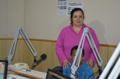 Ozair Sanábria, diretora artística e comunicadora da emissora católica, deu as boas vindas as crianças na Rádio Coração. Foto: Reynaldo Felix