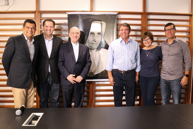 Autoridades na assinatura do convênio sobre o local de realização da celebração, no Brasil, em homenagem à Irmã Dulce. Foto: Arquidiocese de Salvador (BA)/Sara Gomes