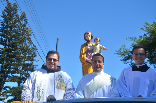 Frei Silvio e diácono Rogério acompanharam carreata para São José Operário, que percorreu as principais vias da paróquia. Foto: Estanislau Sanabria