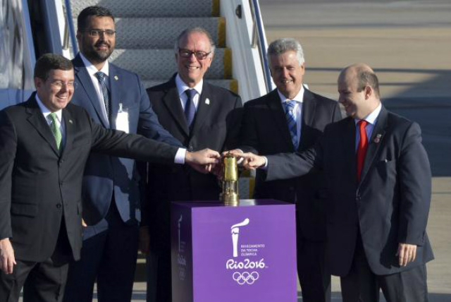 Brasília - A lanterna contendo a Chama Olímpica chega ao Aeroporto Internacional de Brasília, ponto de partida para um roteiro que, nos próximos 95 dias, incluirá 327 cidades das cinco regiões do paísAntonio Cruz/ Agência Brasil