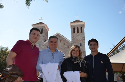 Acompanhado dos dois filhos,  o casal Regina Rosa e Gimar Curioni, integrantes  da rádio Coração FM. também se tornaram Ministro  Extraordinário da Comunhão,