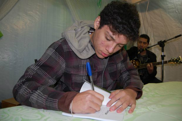 Lançamento do livro Toringa, de Felipe Lisboa Felipe autografando os livros