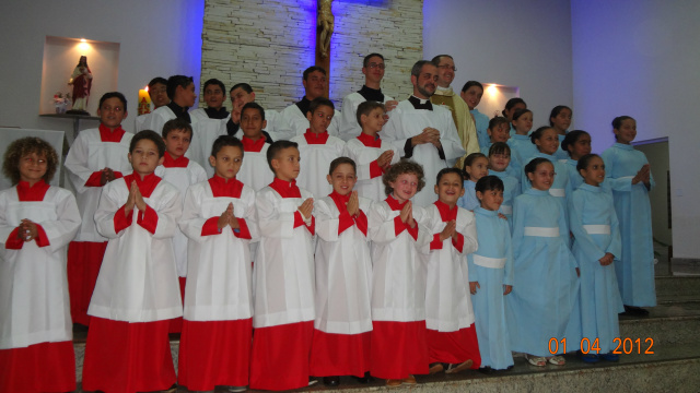 Novos Coroinhas, Clarissas e Acólitos em Douradina investidos na missa do dia 01/05
