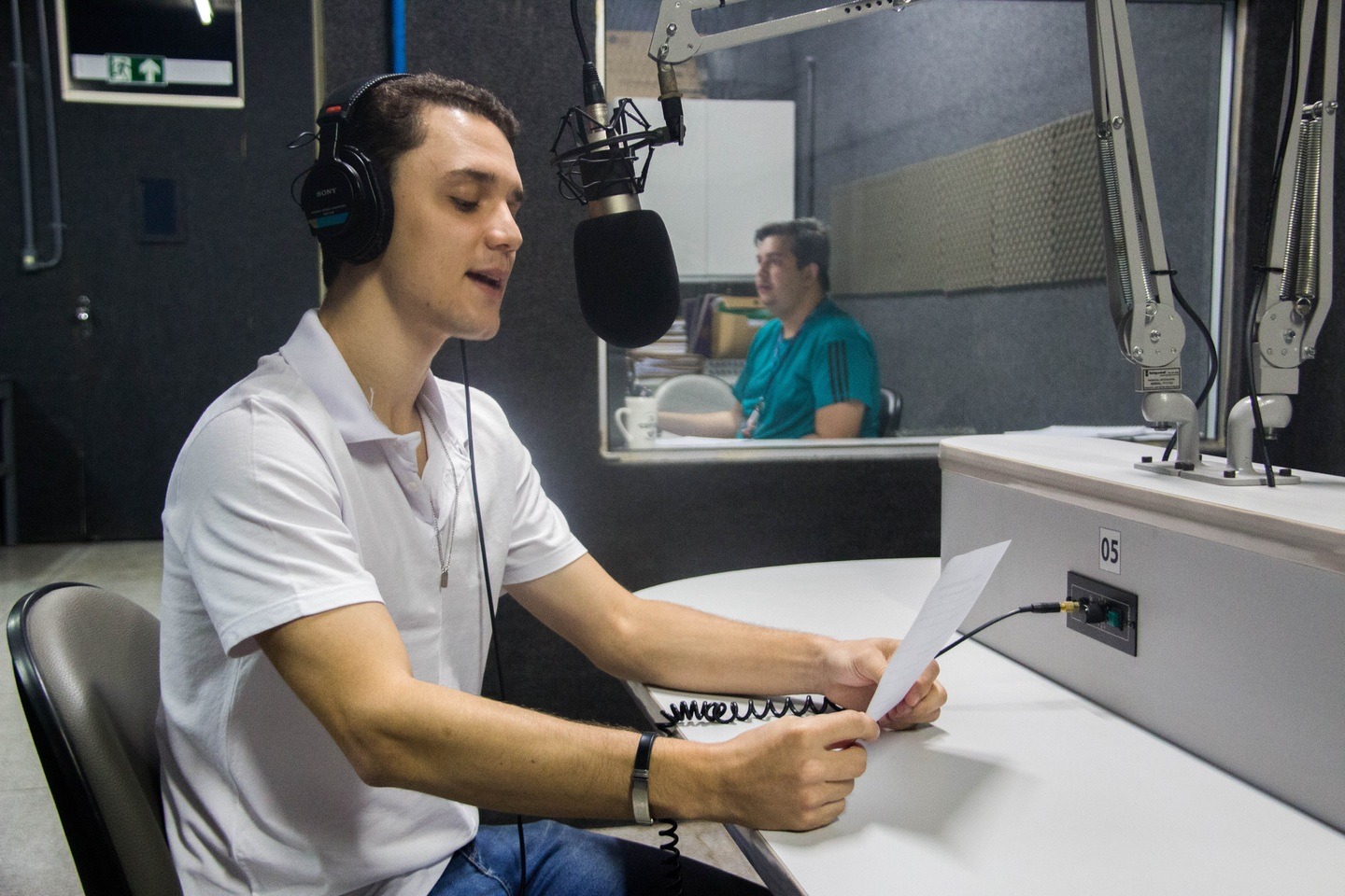 Wesley Falavigna e Oséias Iapechino durante gravação do Conexão Jovem no Rádio no estúdio da Unigran - Crédito: Divulgação.