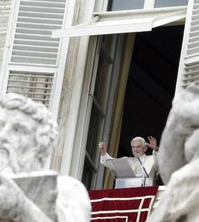 ReutersComo de costume, Bento XVI fez a proclamação do Angelus Domini da janela de seu escritório aos fiéis reunidos na Praça São Pedro