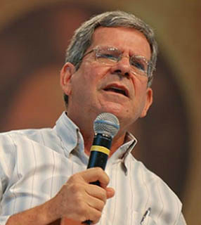 Professor Felipe Aquino é o apresentador do Programa Escola da Fé na TV Canção NovaQuestionamentos sobre os dogmas de Nossa Senhora, a veracidade da Eucaristia, a comunhão dos santos ou a veneração de imagens e relíquias são comumente feitos aos católicos por pessoas de outras convicções religiosas e, algumas vezes, nem mesmo os próprios católicos sabem responder.

Todas essas respostas estão contidas num livro que completa neste ano seu 20º aniversário: O Catecismo da Igreja Católica (CIC).

Na instituição do Ano da Fé, que começará no dia 11 de outubro de 2012 e terminará no dia 24 de novembro de 2013, o Papa Bento XVI salientou quão precioso e indispensável é o Catecismo para se chegar a um conhecimento sistemático da fé.

“É precisamente nesta linha que o Ano da Fé deverá exprimir um esforço generalizado em prol da redescoberta e do estudo dos conteúdos fundamentais da fé, que têm no Catecismo da Igreja Católica a sua síntese sistemática e orgânica”, escreve o Papa na Carta em que proclama o Ano da Fé.  

O Santo Padre reforça que o Catecismo oferece uma memória permanente dos inúmeros modos em que a Igreja meditou sobre a fé e progrediu na doutrina para dar certeza aos fiéis de suas convicções.


