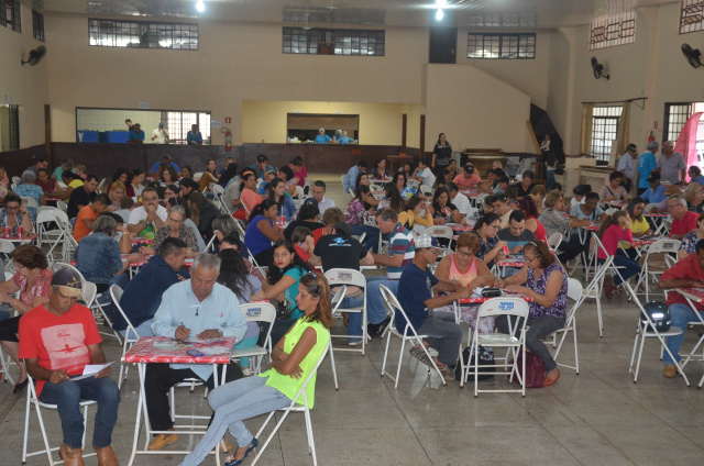 Publico presente no salão da paróquia São José, de Itaporã, no sábado, 07/05.