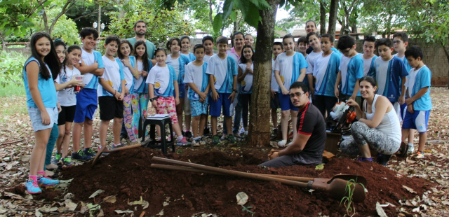 Estudantes da EIC acompanham coleta de formigas feita por acadêmicos da UFGD e da UEMS