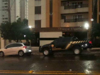 Viatura da PF em frente prédio onde mora ex-governador André.
foto - Arlindo Florentino/Midiamax
