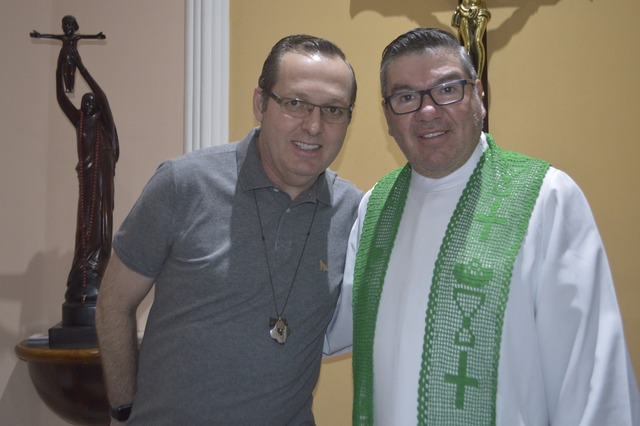 Ironi Spuldaro com o Pe. Flávio Silveira de Alencar.  O pregador da Canção Nova, estará logo mais a tarde e a noite na casa de Retiros N.Sra. das Graças,  para uma 'Noite de Cura e Libertação',