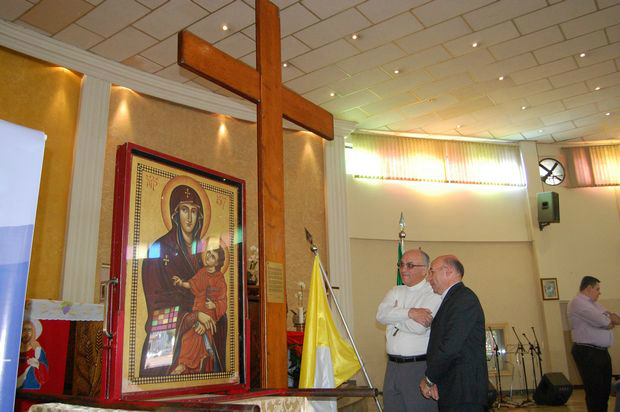 Cruz Peregrina e o Ícone de Maria em Naviraí Cruz Peregrina e o Ícone de Maria em Naviraí