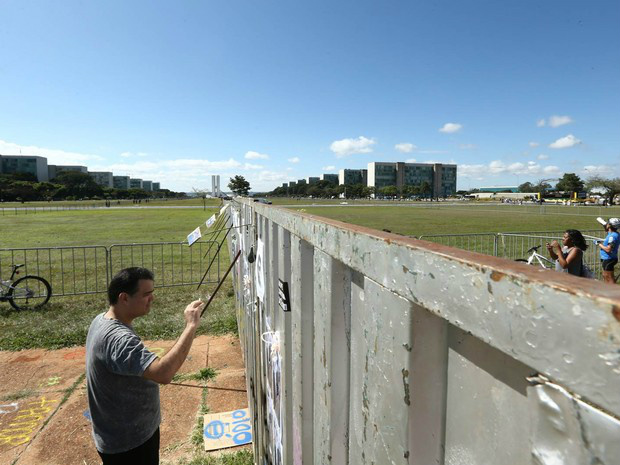 Muro para separar grupos pró e contra o impeachment da presidente Dilma Rousseff na Esplanada dos Ministérios, para a votaçã na Câmara (Foto: Daniel Teixeira/Estadão Conteúdo)
