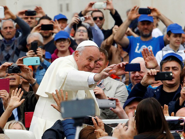 Papa Francisco chega à Praça São Pedro para audiência semanal nesta quarta-feira (11) (Foto: Stefano Rellandini / Reuters)