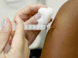A vacina é aplicada em três doses, com intervalo de 60 dias e reforço a cada dez anos, não há contra-indicações para tomar a vacina