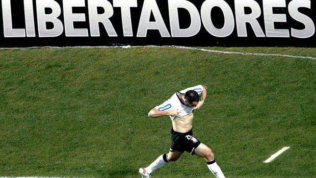 Danilo comemora o gol do Corinthians contra o Santos (Foto: Miguel Schincariol / AFP)Aos 33 anos, Danilo, aliás, vive momentos de redenção no Corinthians. Contratado 
