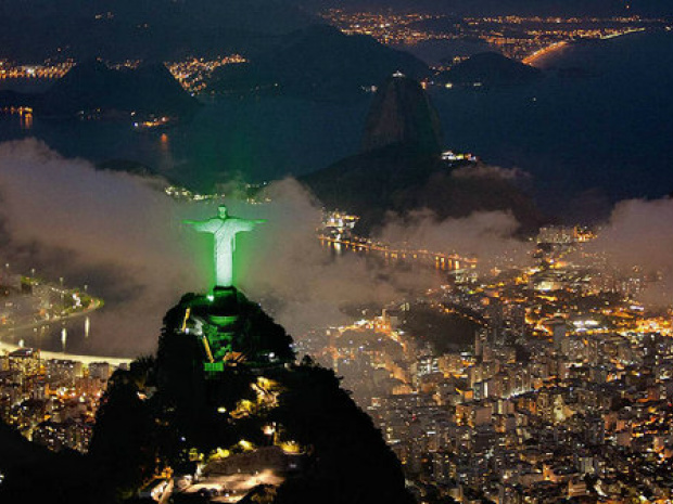 Cristo Redentor é iluminado de verde durante Rio+20 (Reuters) 
