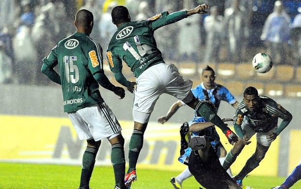 João Victor corta cruzamento e afasta perigo da área do Verdão (Foto: Marcos Ribolli / Globoesporte.com)