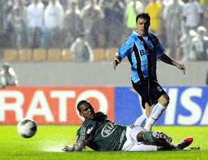 Kleber reencontrou a torcida do Verdão em Barueri
(Foto: Marcos Ribolli / Globoesporte.com)Quatro minutos mais tarde, após dividida entre Artur e Pará, na direita do ataque alviverde, os dois atletas se encararam e trocaram xingamentos. Enquanto isso, nas arquibancadas, comemoração mais animada a cada falta recebida por Kleber ou a cada desarme com sucesso da marcação alviverde.

Com a bola rolando, o Palmeiras, mesmo 
