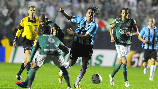 Marcelo Moreno tenta passar pela marcação palmeirense (Foto: Marcos Ribolli / Globoesporte.com)