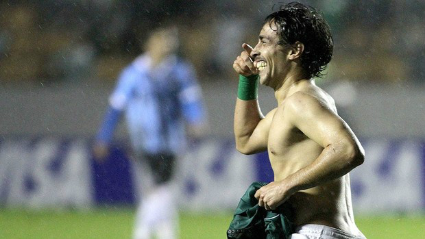 Valdivia celebra o gol de empate (Foto: Rahel Patrasso / Agência Estado)