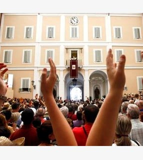 Fiéis acolhem o Papa Bento XVI para a oração do Ângelus deste domingo, em Castel Gandolfo