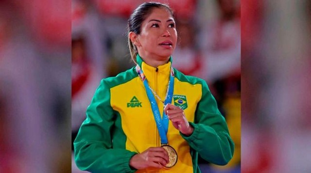 Valéria Kumizaki segura o seu Terço depois de receber a medalha de ouro no Pan Americano Lima 2019. Crédito: Germán Falcón / Lima2019