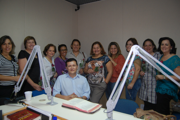 Pe. Crispim Guimararães e as mulheres que participaram do seu programa 'Ponto de Vista'