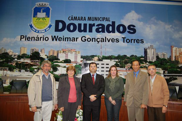 Pe. Otairr Nicoletti,Irmã Gema, Dr. André Luiz, Silvia Bosso, secretária de saúde de Dourados, vereador Elias Ishy propositor da audiência