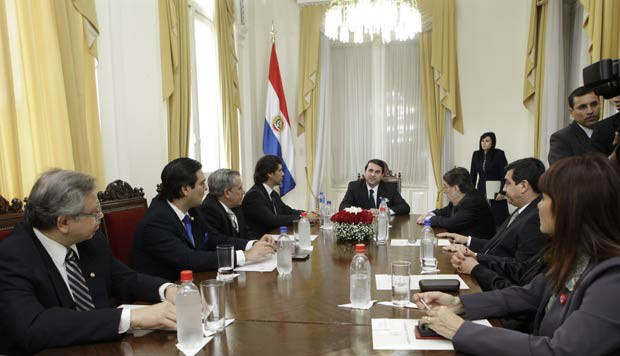 O presidente do Paraguai, Federico Franco, faz reunião com o gabinete nesta segunda-feira (25) (Foto: AFP)