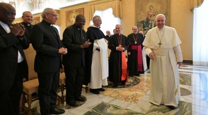Papa Francisco com os membros da Comissão Teológica Internacional. Crédito: Vatican Media