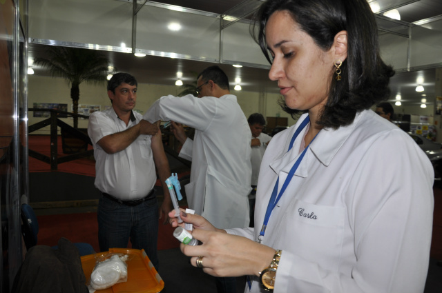 Foto: Assessoria/Hedio Fazan

Vacinação contra a gripe é levada à Expoagro