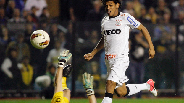 Romarinho toca para empatar a final da Libertadores entre Boca e Corinthians na Bombonera