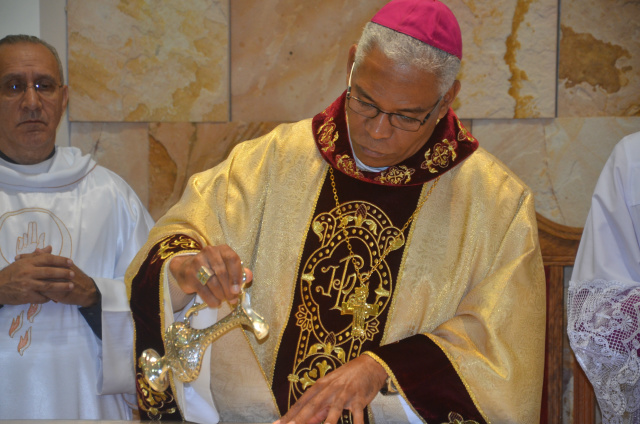 Bispo da diocese de Dourados/MS, dom Henrique Aparecido de Lima, consagrando o altar da capela Santíssima Trindade. 
